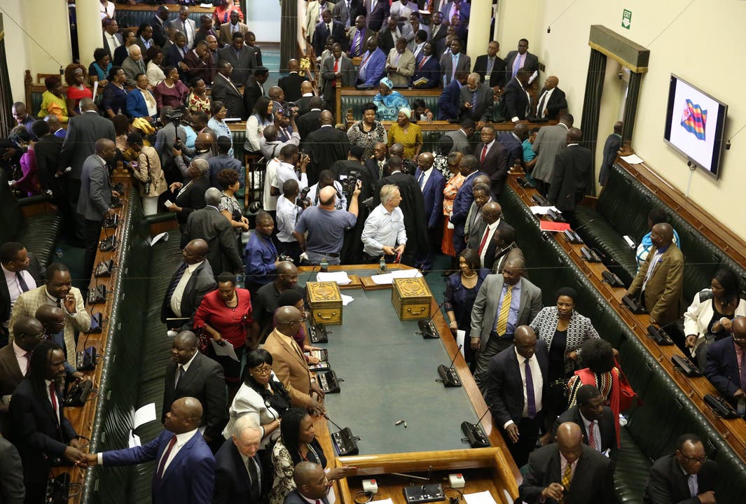 Vor der Parlamentssession, in der es um das Amtsenthebungsverfahren gegen Robert Mugabe gehen wird.