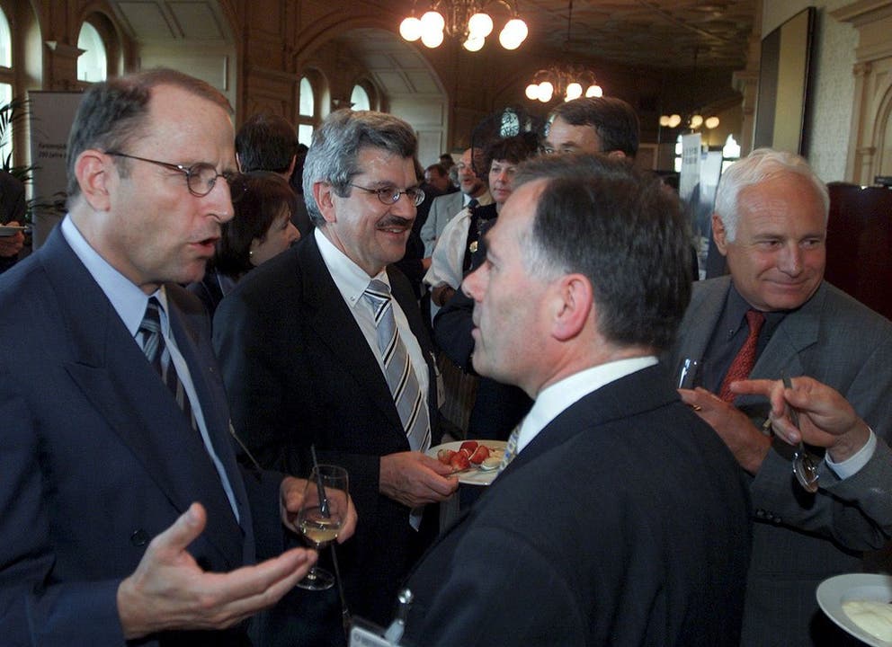 Zusammen mit Beyeler lobbyiert Brogli (2. von links) 2002 im Bundeshaus für einen Bundesgerichtsstandort im Aargau.