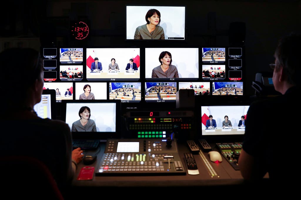 Bundesrätin Doris Leuthard erscheint auf den Bildschirmen der Regie des Schweizer Fernsehens.