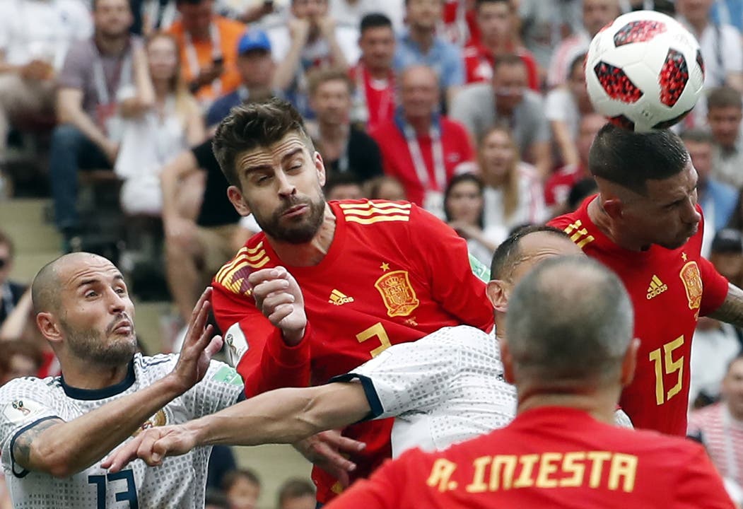 Kampf um jeden Zentimeter in der Luft: Ramos köpfelt den Ball aus der Gefahrenzone.