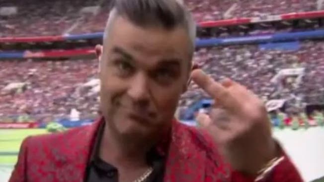 Robbie Williams zeigt den Mittelfinger