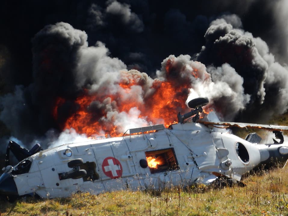 28. September 2016 Ein Super Puma der Luftwaffe stürzt auf dem Gotthardpass ab, nachdem er in ein Kabel flog, und gerät in Brand.