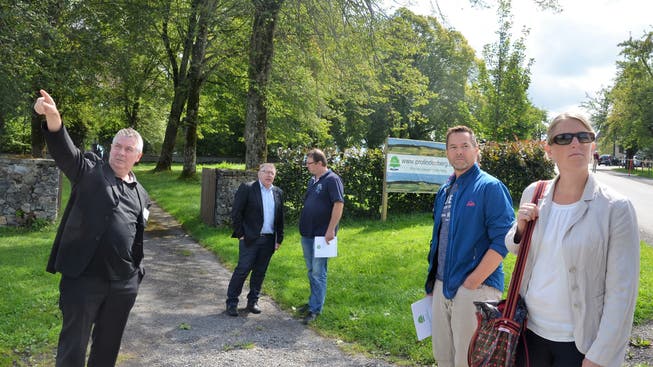 Heiri Knaus, Präsident des Vereins Pro Lindenberg, zeigt Interessierten vor dem Schloss Horben, wie hoch eine Windturbine würde.