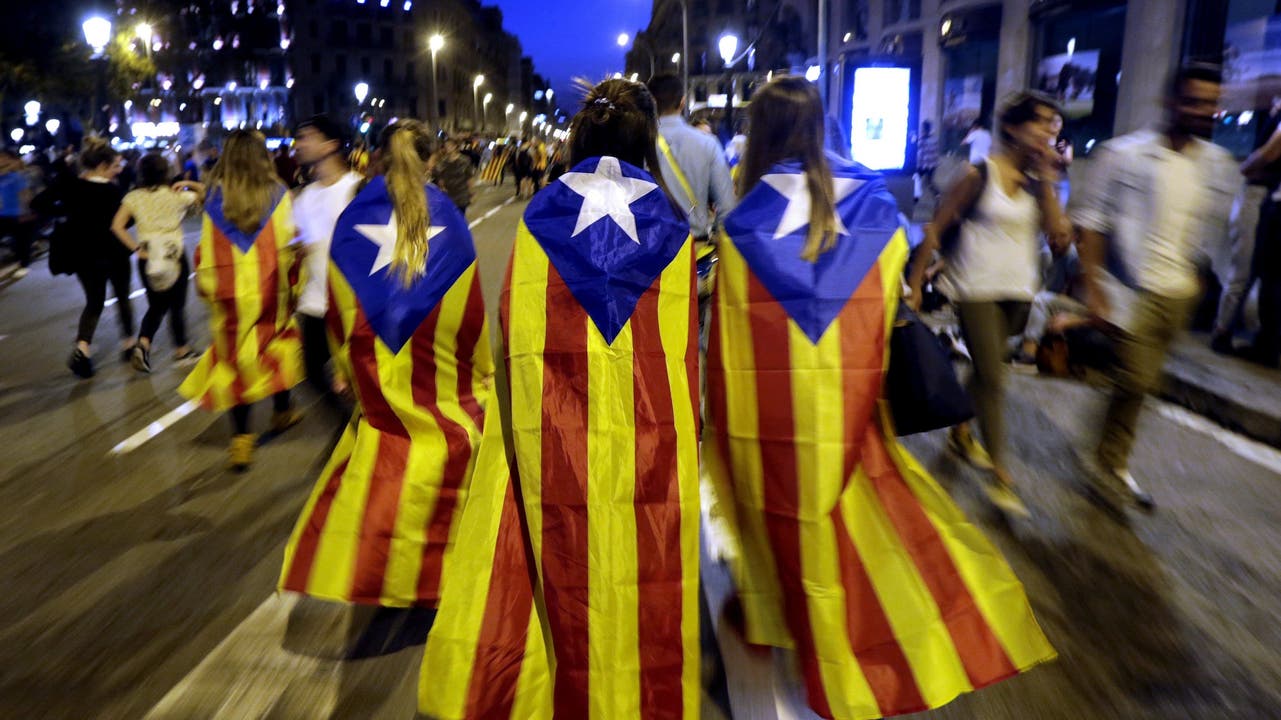 Katalanische Demonstranten gehen nach getaner Kundgebung nach Hause.