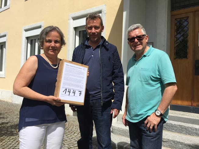 Gemeindepräsidentin Barbara Leibundgut mit Mathias Stricker und Joel Mussilier (von links) anlässlich der Übergabe der Unterschriften.