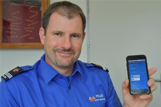 Christian Ambühl, Kommandant der Polizei Stadt Grenchen, mit der neuen App fürs bargeldlose Parkieren.