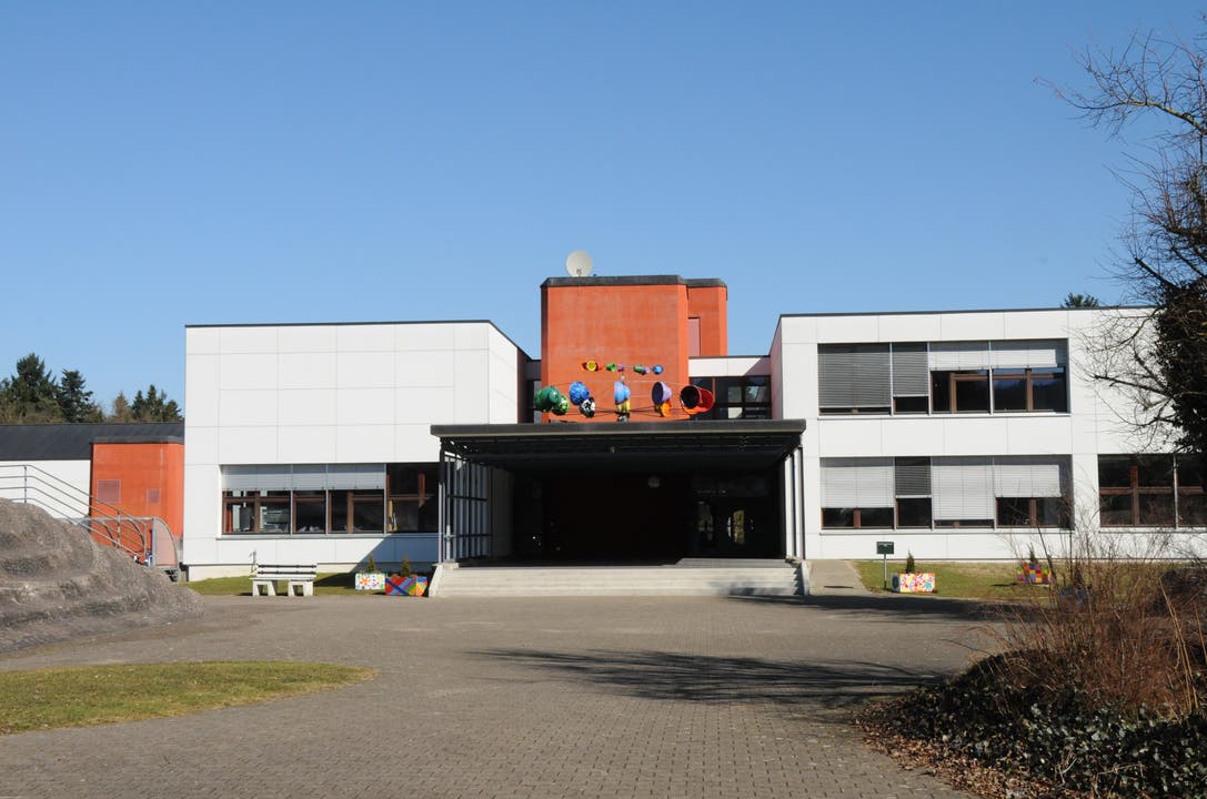 Die Bezirksschule Leuggern Sie wird geführt vom Gemeindeverband Kreisbezirksschule Leuggern. Die Gemeinden Leuggern, Böttstein, Leibstadt, Mandach, Schwaderloch und Full-Reuenthal haben die Schule gemeinsam im Baurecht erstellt.