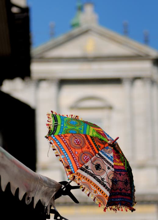 Ein indischer Sonnenschirm am Solothurner Märetfest.