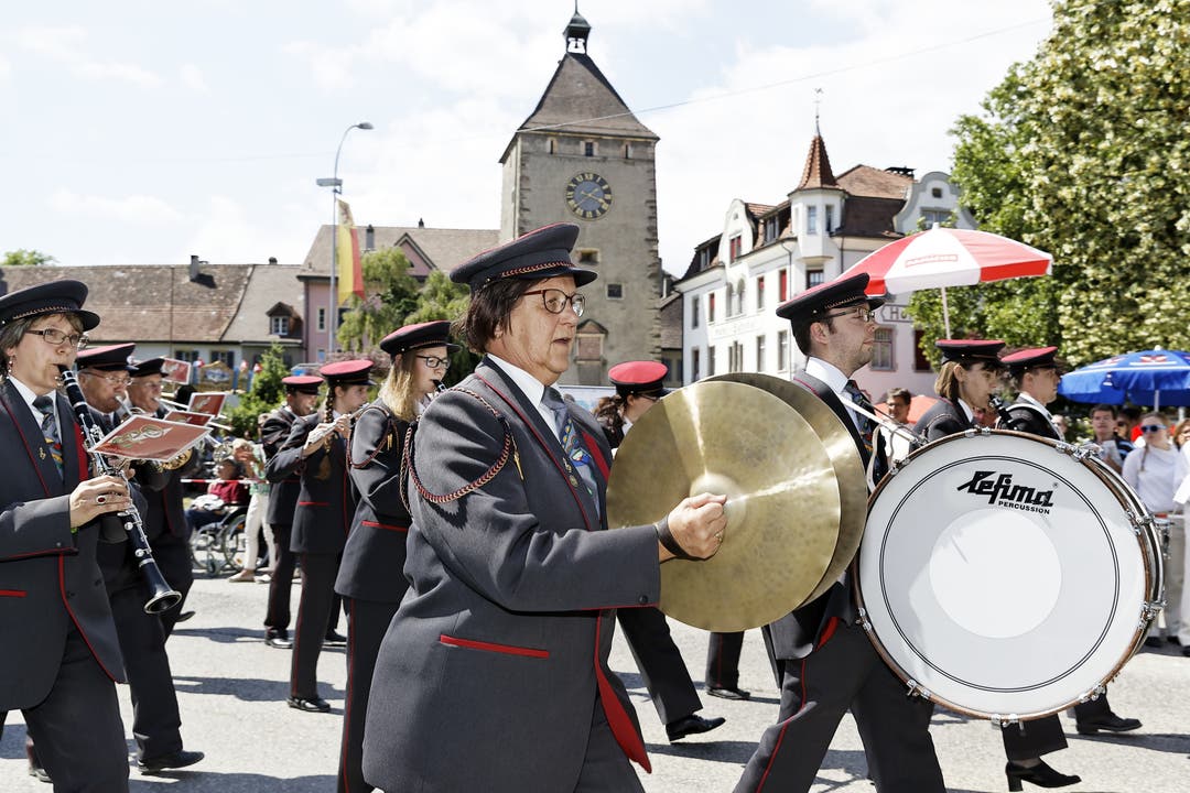 32. Aargauisches Kantonales Musikfest 32. Aargauisches Kantonales Musikfest Ohren auf! Die Musikgesellschaft Brittnau bei ihrer Parade.