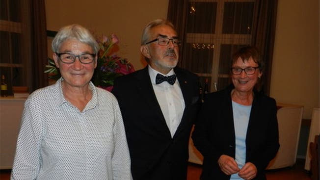 Präsident Ueli Jehle bedankt sich bei den Organisatoren der Gala, Käthi Hirt (links) und Edith Bühler (rechts).