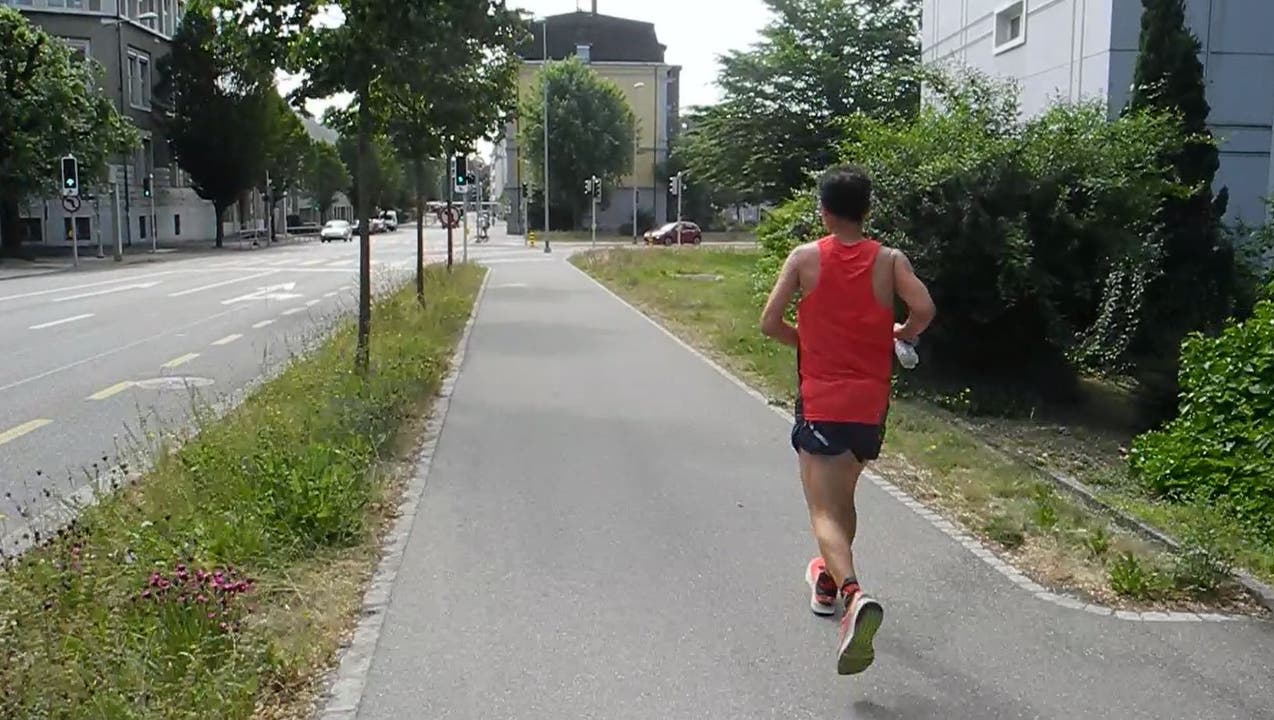 Ultramarathonläufer Eusebio Bochons läuft gegen Solothurn.