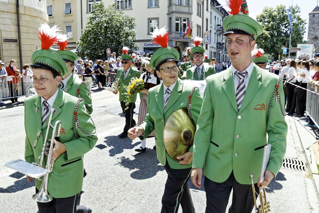 32. Aargauisches Kantonales Musikfest 32. Aargauisches Kantonales Musikfest Ohren auf! zufriedene Gesichter bei der Musikgesellschaft Asp nach ihrer Parade.