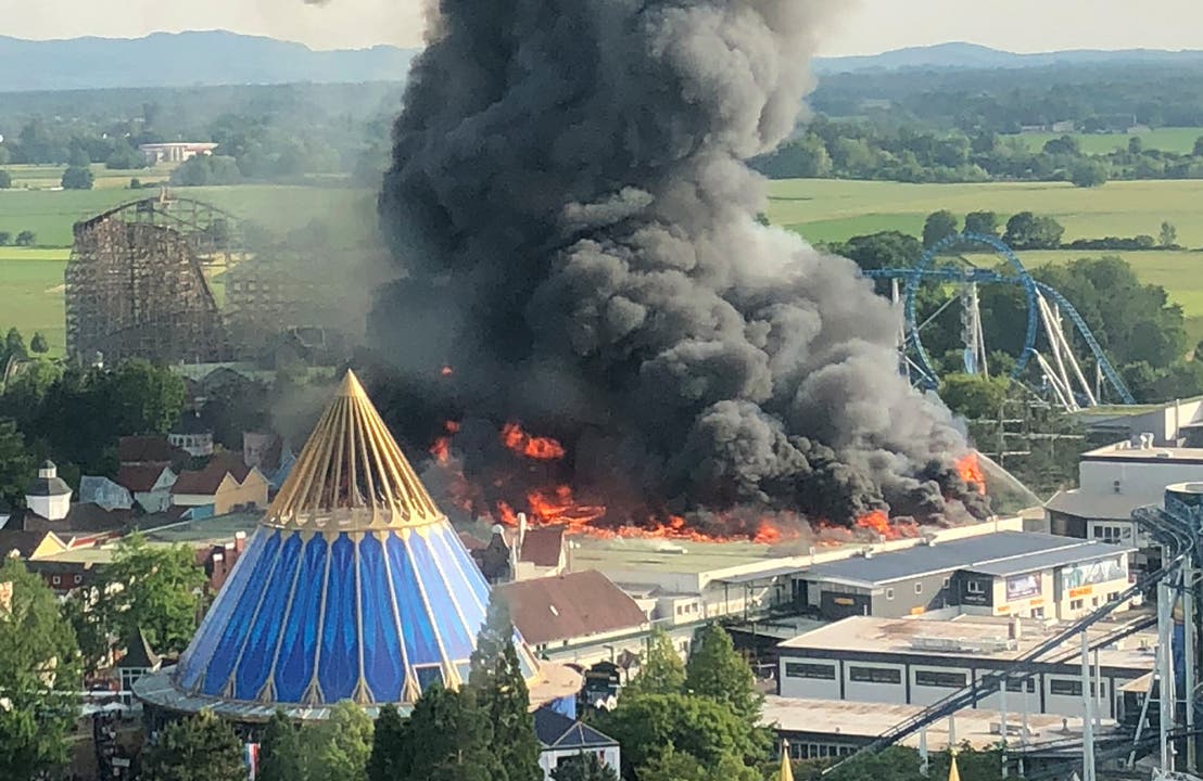 Grossbrand im Europapark in Rust: Eine schwarze Rauchsäule steigt über dem Europapark Rust auf. (Samstag, 26. Mai 2018)