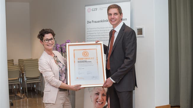 Sabina Freiermuth, Vorstandsmitglied der Krebsliga Aargau, übergibt dem Chefarzt der Frauenklinik, Maik Hauschild, das Zertifikat.
