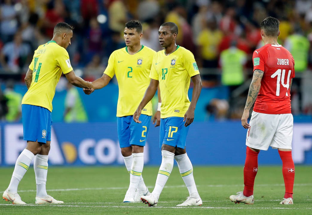 Enttäuschte Brasilianer nach dem Schlusspfiff des ersten Gruppenspiels, von dem sich die Südamerikaner mehr erwartet hatte