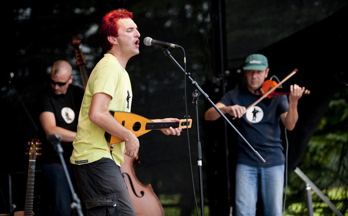  Christian Schenker mit seiner Band Grüüveli Tüüfeli.