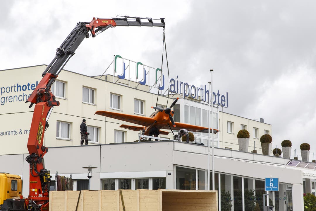 Ein neues Flugzeug auf dem Dach des Airport Hotels