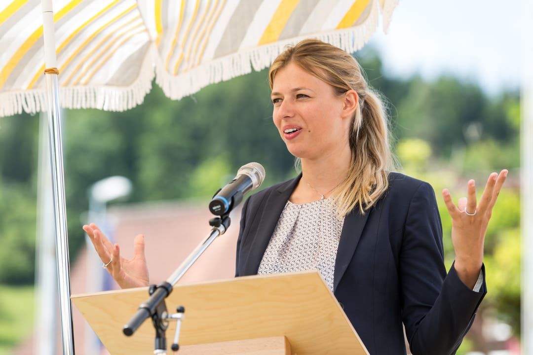 Bundesfeier am 1. August in Spreitenbach Karin Bertschi, Geschäftsführerin Recycling-Paradies und SVP-Grossrätin, hält ihre Ansprache an der Bundesfeier auf dem Gemeindehausplatz in Spreitenbach, am 1. August 2017.