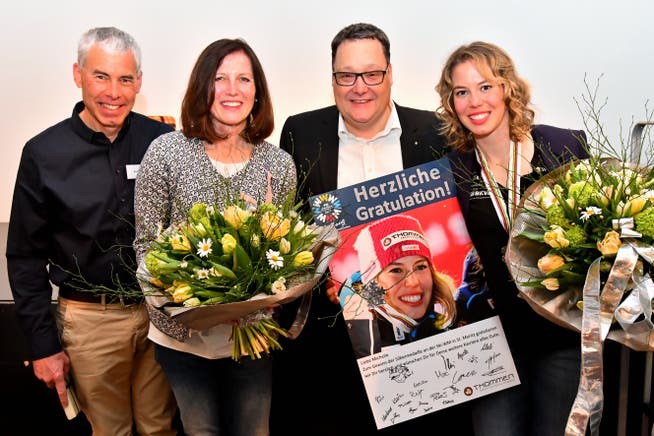 Vater Beat Gisin, Mutter Bea Gisin, Marc Thommen und Michelle Gisin (von links) am gestrigen «Championstreffen» im Magazin.