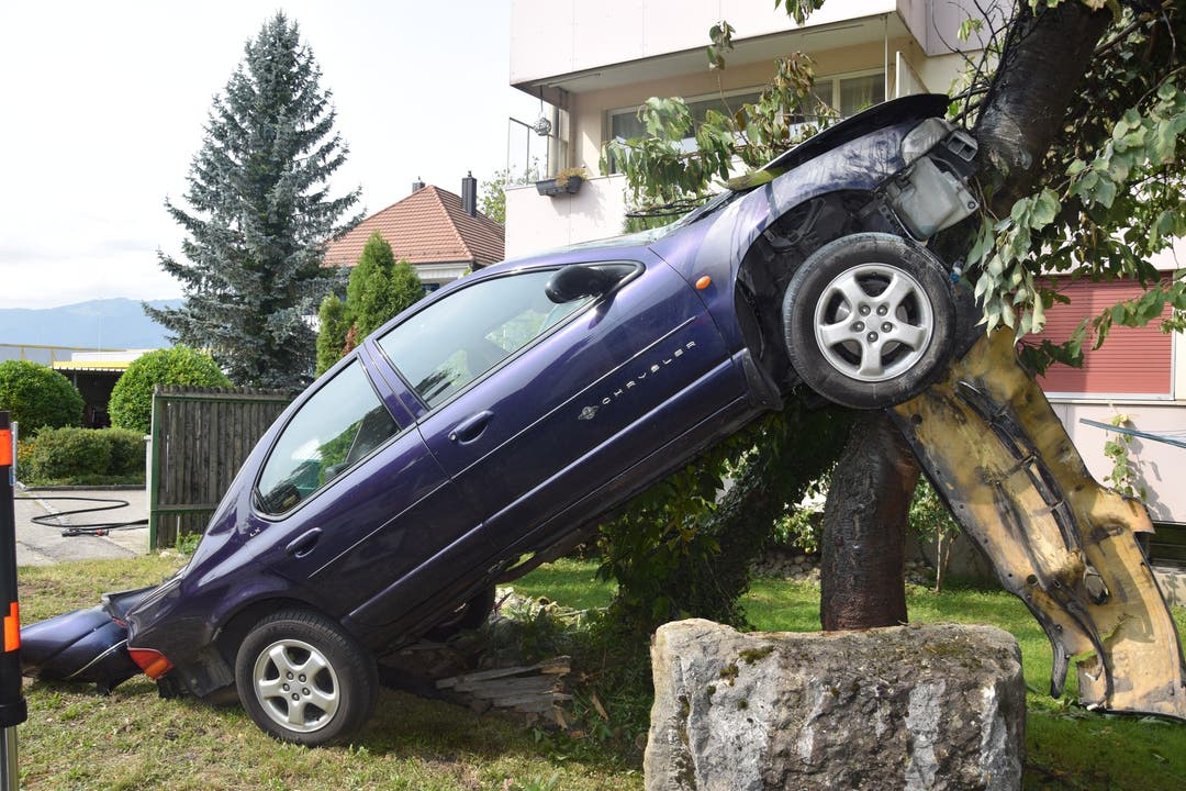 Solothurn (SO), 8. September Ein 77-Jähriger verlor die Kontrolle über seinen Wagen, rammte einen Stein, durchbrach einen Gartenzaun und prallte in einen Baum. Er wurde beim Unfall nur leicht verletzt, jedoch geht die Polizei von einem medizinischen Problem als Unfallursache aus.