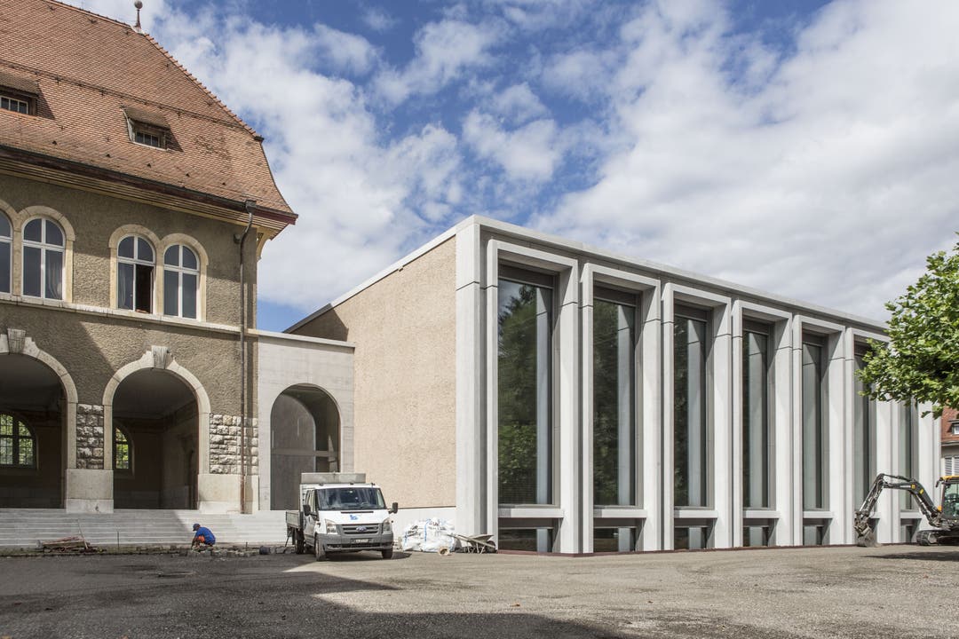 Blick vom Pausenplatz auf die neue Doppelturnhalle des Hermesbühl-Schulhauses