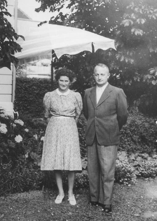 Das Foto zeigt Trudi und Walter Strohmeier um 1947 im Garten.