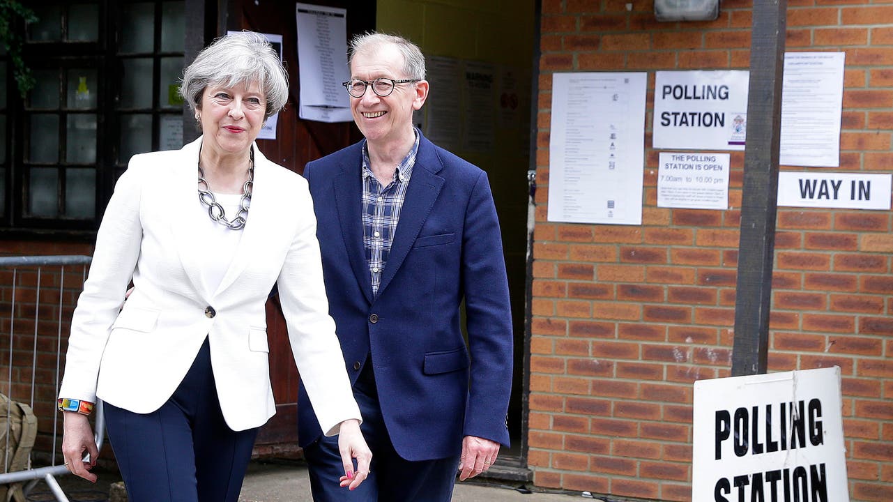 Theresa May und ihr Mann Philipp haben ihre Stimme in Maidenhead westlich von London abgegeben.