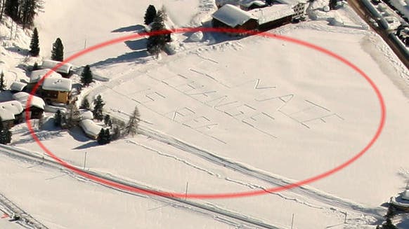 Ein Schweizer Zivi hat gestern Donnerstag gleich neben dem Flugplatz, wo Trump landete, eine klare Botschaft in den Schnee gestapft: «climate change is real» («der Klimawandel ist Tatsache»).