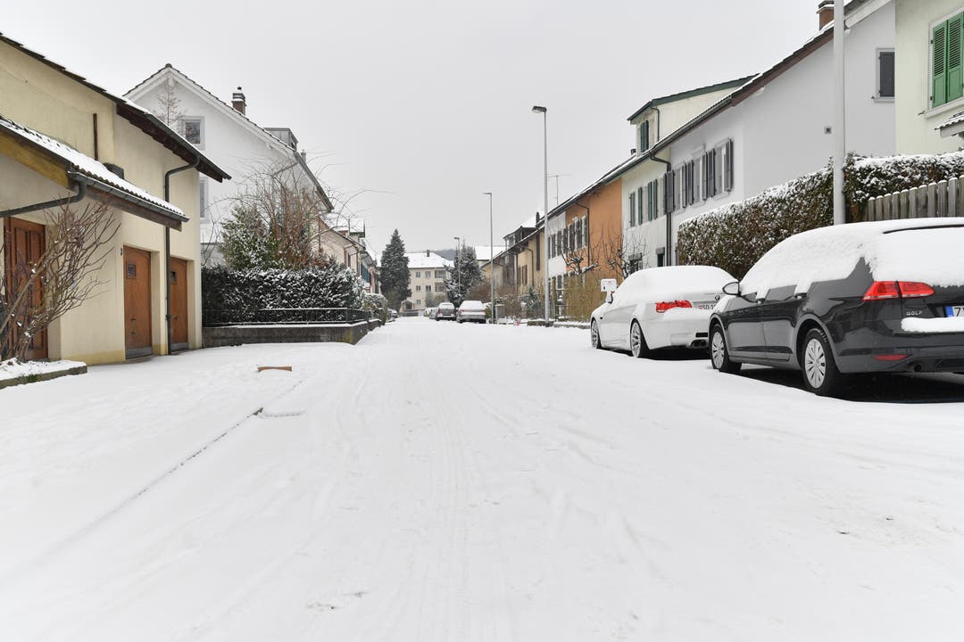 Weil der Schnee überraschend kam, waren gewisse Oltner Quartierstrassen am Morgen noch nicht geräumt.