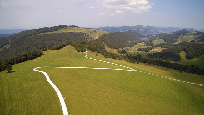 Vier Windparkanlagen sollen am Scheltenpass auf dem Matzendörfer Stierenberg (Bild) und dem Erzberg zu stehen kommen.
