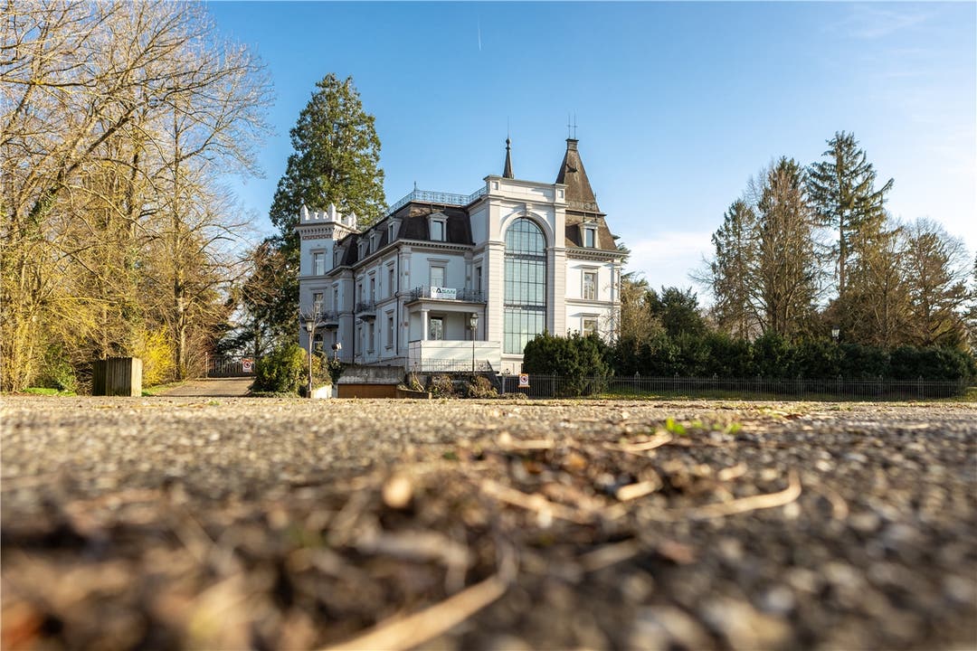 Das Schloss heisst auch Villa Zuberbühler oder Villa Himmelrych und wurde erbaut von 1899 bis 1904 vom Textilfabrikanten Jakob Zuberbühler.
