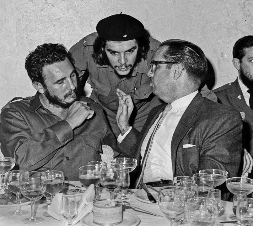 Fidel Casto (von links, von 1976 bis 2008 Präsident Kubas), Osvaldo Dorticos (von 1959 bis 1976 Präsident) und Che Guevara 1960.