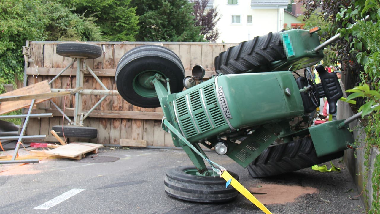Der in die Jahre gekommene Bührer-Traktor weist nur an der Hinterachse eine Bremse auf. Sie war zu schwach um das Gewicht des Wagens zurückzuhalten.