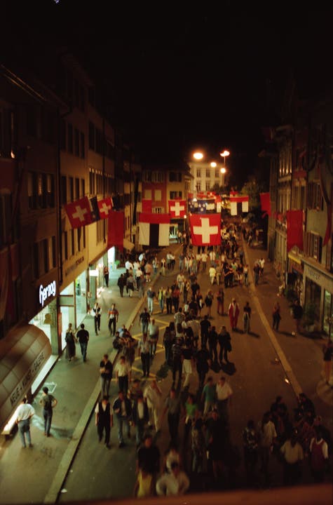 Menschenmessen durchzogen auch 1997 Nacht für Nacht die Strassen von Baden. Ein Blick von oben über die zirkulierenden und puslsierenden Massen.