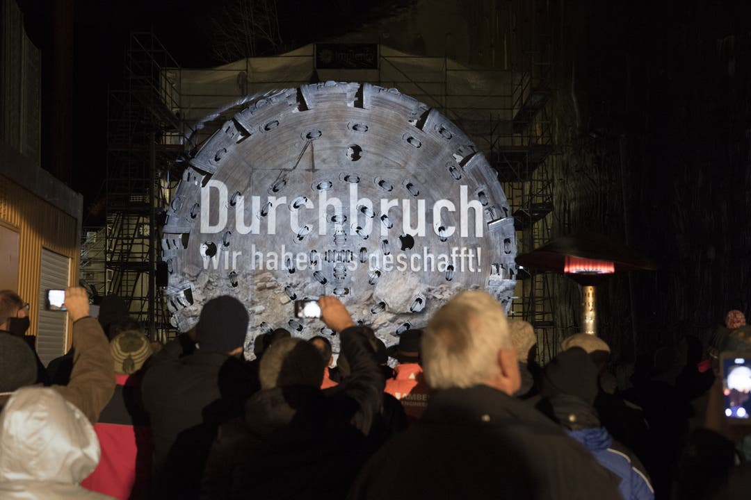 Feier Durchstich Bözbergtunnel Feier Durchstich Bözbergtunnel 4-Meter-Korridor, Effingen, 13. Dezember 2017. Filmprojektion auf den Bohrkopf.