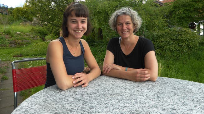 Sprechen über einfach alles: Verena Buol Lüscher (r.) mit Tochter Mia Lüscher im Garten ihres Hauses in Gipf-Oberfrick.