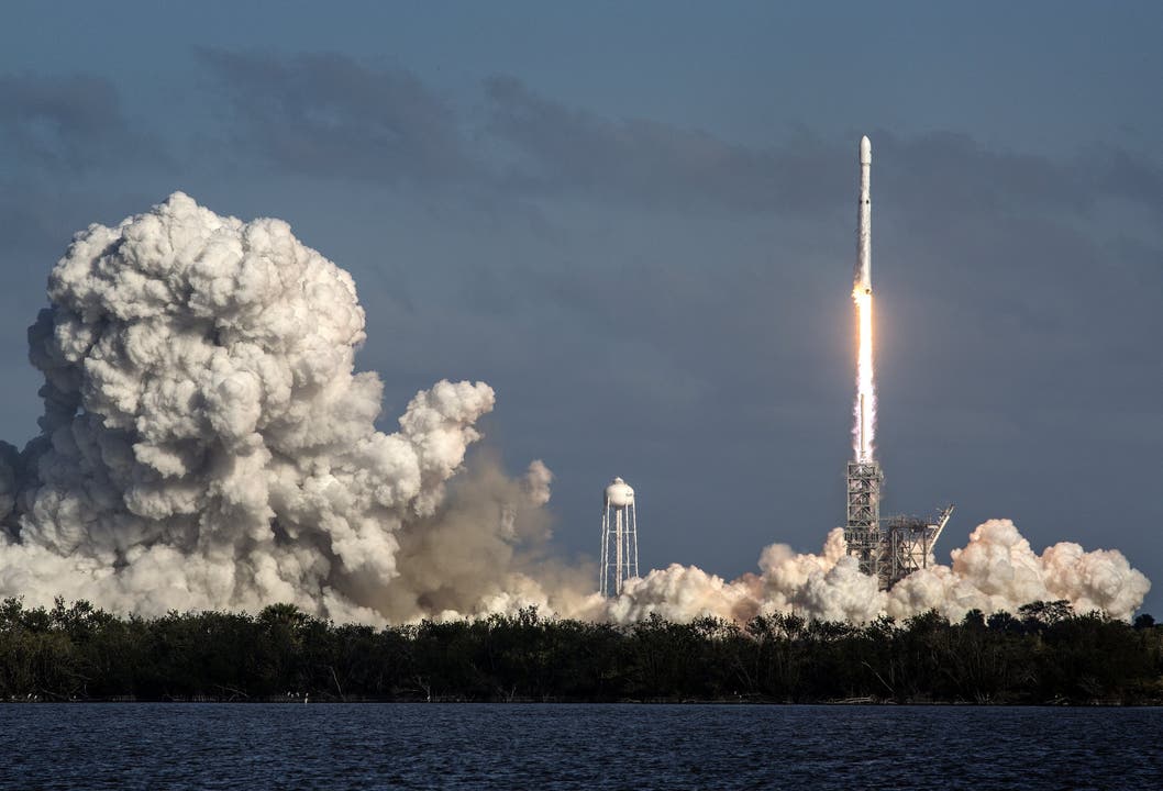 Die Grossrakete "Falcon Heavy" des privaten US-Raumfahrtunternehmens SpaceX hat am Dienstag nach mehrstündiger Verzögerung zu ihrem Jungfernflug abgehoben.