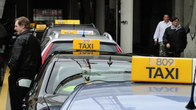 Der Taxifahrer konnte den Verbrecher nach einer Verfolgungsjagd stoppen. (Symbolbild)