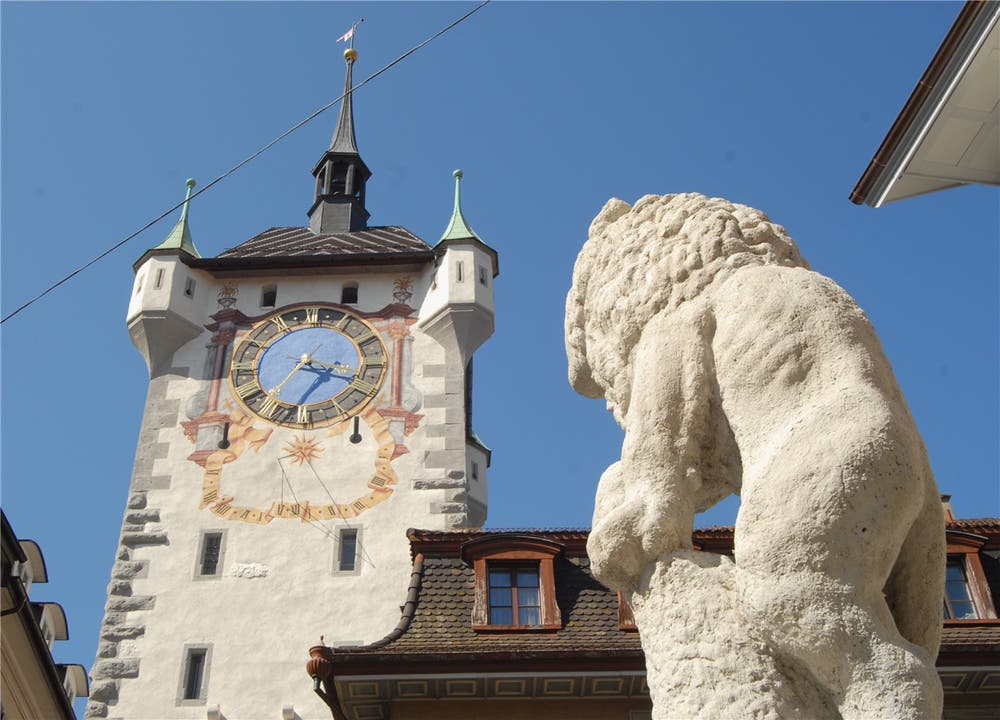 Der Löwenbrunnen vor dem Stadtturm. Die Skulptur sorgte für rote Köpfe: Der Löwen brüllt in Richtung Stadtturm, während das "Füdli" in Richtung der katholischen Kirche zeigt.