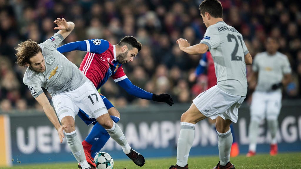 Basels Renato Steffen gleich gegen zwei Manchester United Spieler.