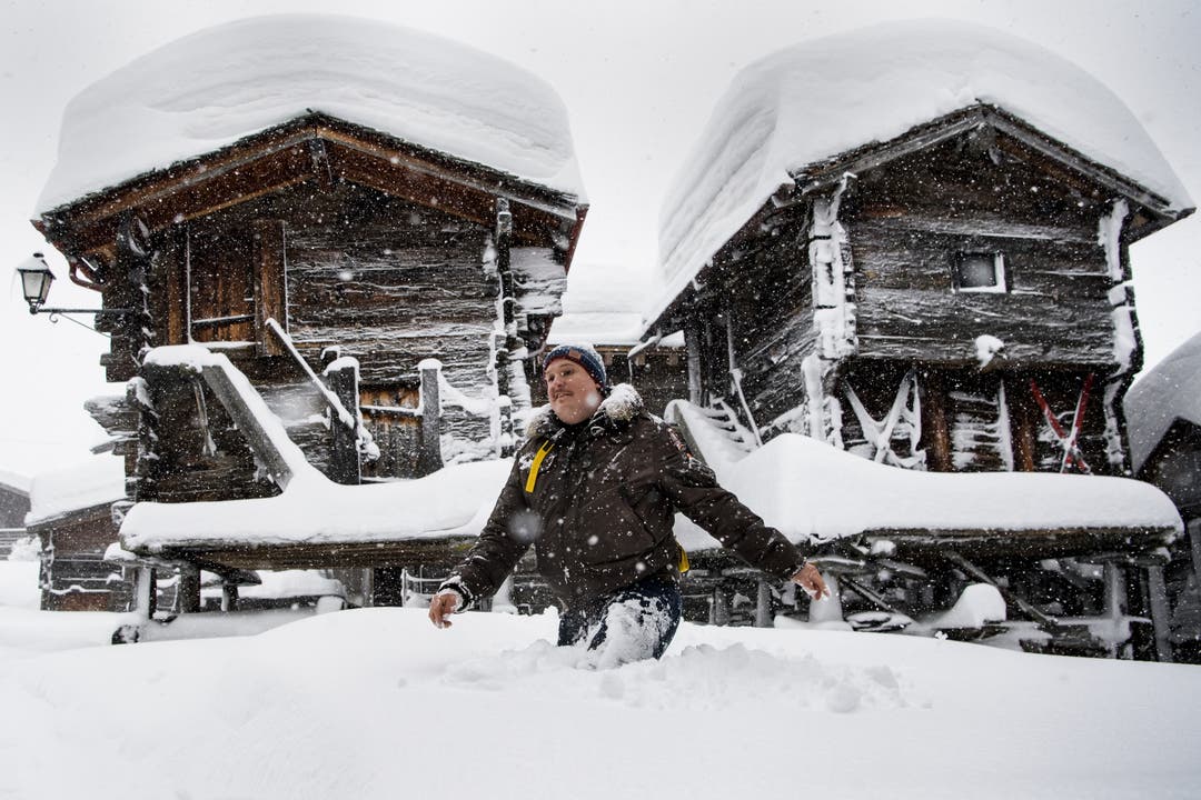 Laut SRF Meteo kommen bis Dienstagmorgen im Alpenraum noch einmal grosse Neuschneemengen zusammen.