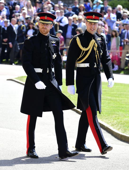Prinz Harry mit seinem Bruder William auf dem Weg zur Kirche.