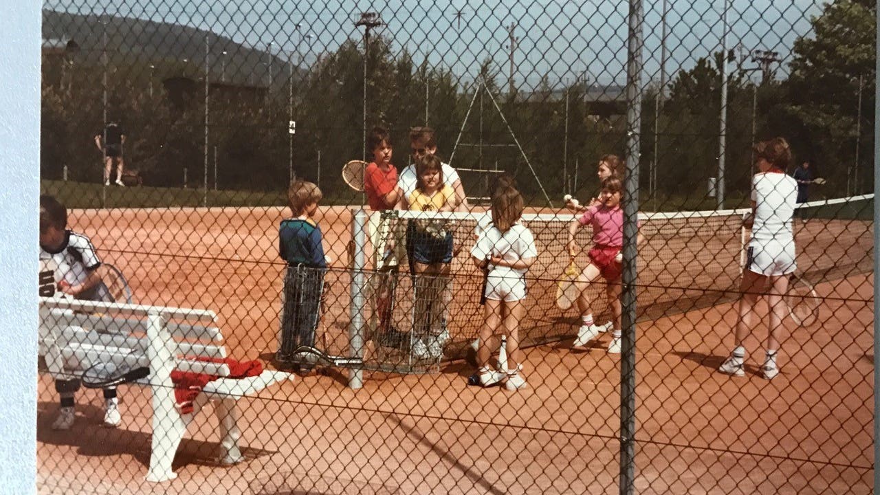 Auch in den 80er Jahren trainierten Kinder auf der Anlage des TC Langacker. Nicht nur die Kleidung war damals noch ganz anders.