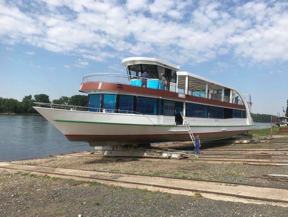 Die «MS2018» wurde am Dienstag, 15. Mai, auf den «Helling»-Wagen in den Rhein gelassen. Es ist das letzte Mal, das man das Schiff ganz sieht.