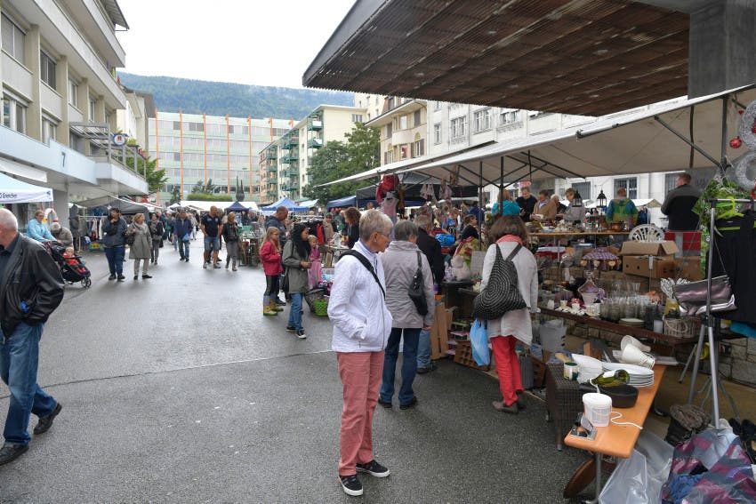 Schmelzi-Flohmarkt auf dem Marktplatz Grenchen