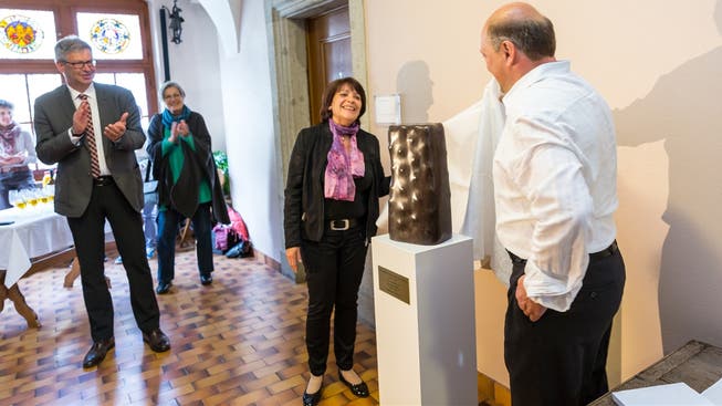 Jeanine Ruffieux und Kunstgesellschaft-Präsident Daniel Strasser enthüllen die Skulptur von Jean-Louis Ruffieux. Stadtammann Daniel Mosimann (links) freuts.