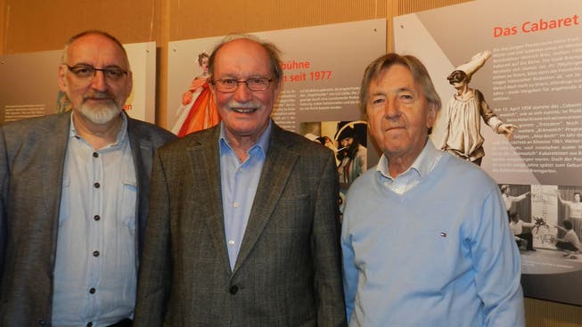 Fridolin Kurmann, Präsident des Museumsvereins (l.) freut sich mit Beat Müller und Heinz Koch, den Gründern des Cabarets Brämenstich, über die Ausstellung.