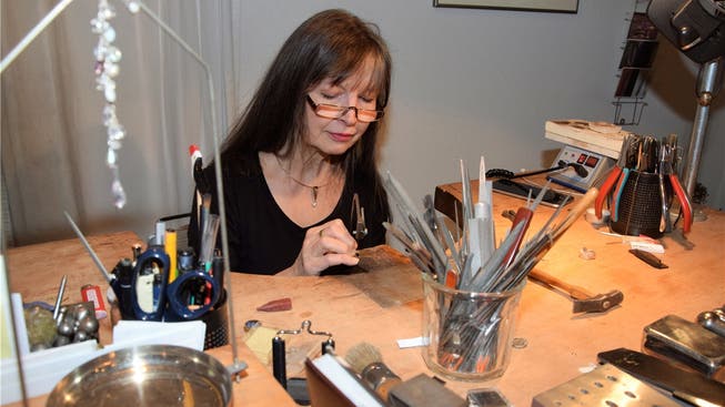 Viel Handarbeit ist gefragt: Goldschmiedin Brigitte Brüschweiler fertigt kreative Schmuckstücke.