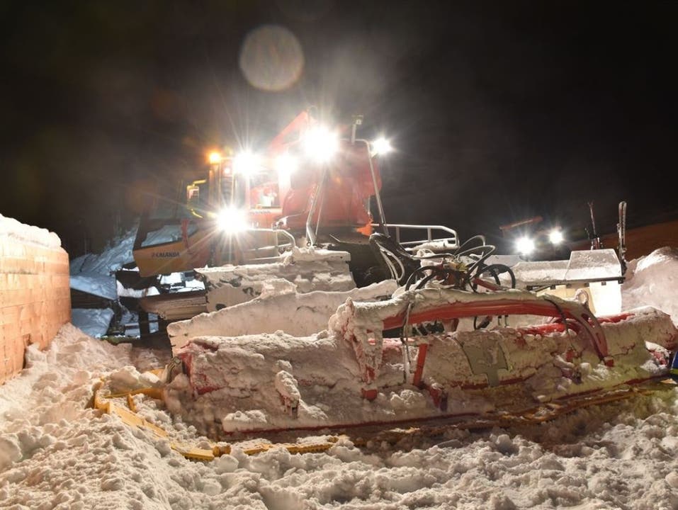 Davos GR, 12. Januar Ein Skifahrer ist am Freitagabend in Davos unter die Raupe eines Pistenfahrzeugs geraten. Der 51-Jährige wurde dabei an Beinen und Hüften mittelschwer verletzt.