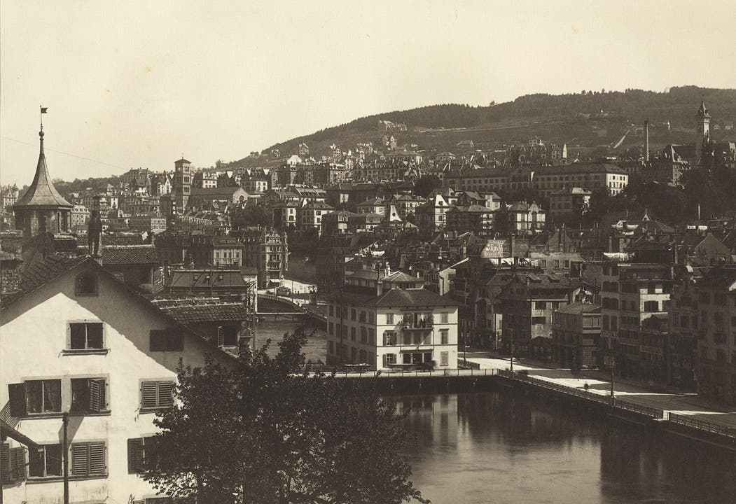 Das Limmatquai bei der alten Uraniabrücke um zirka 1905.